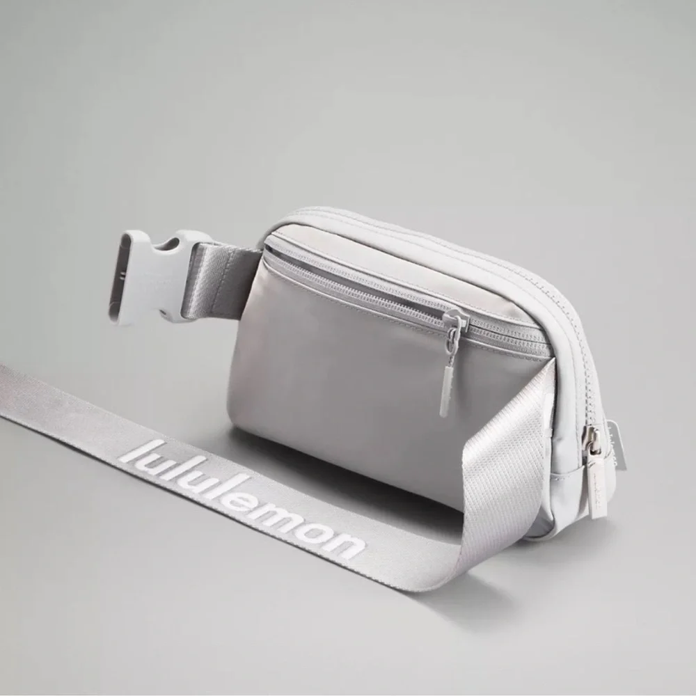 Lululemon Everywhere Belt Bag Silver Drop/white Wordmark Brand New - Picture 3 of 10
